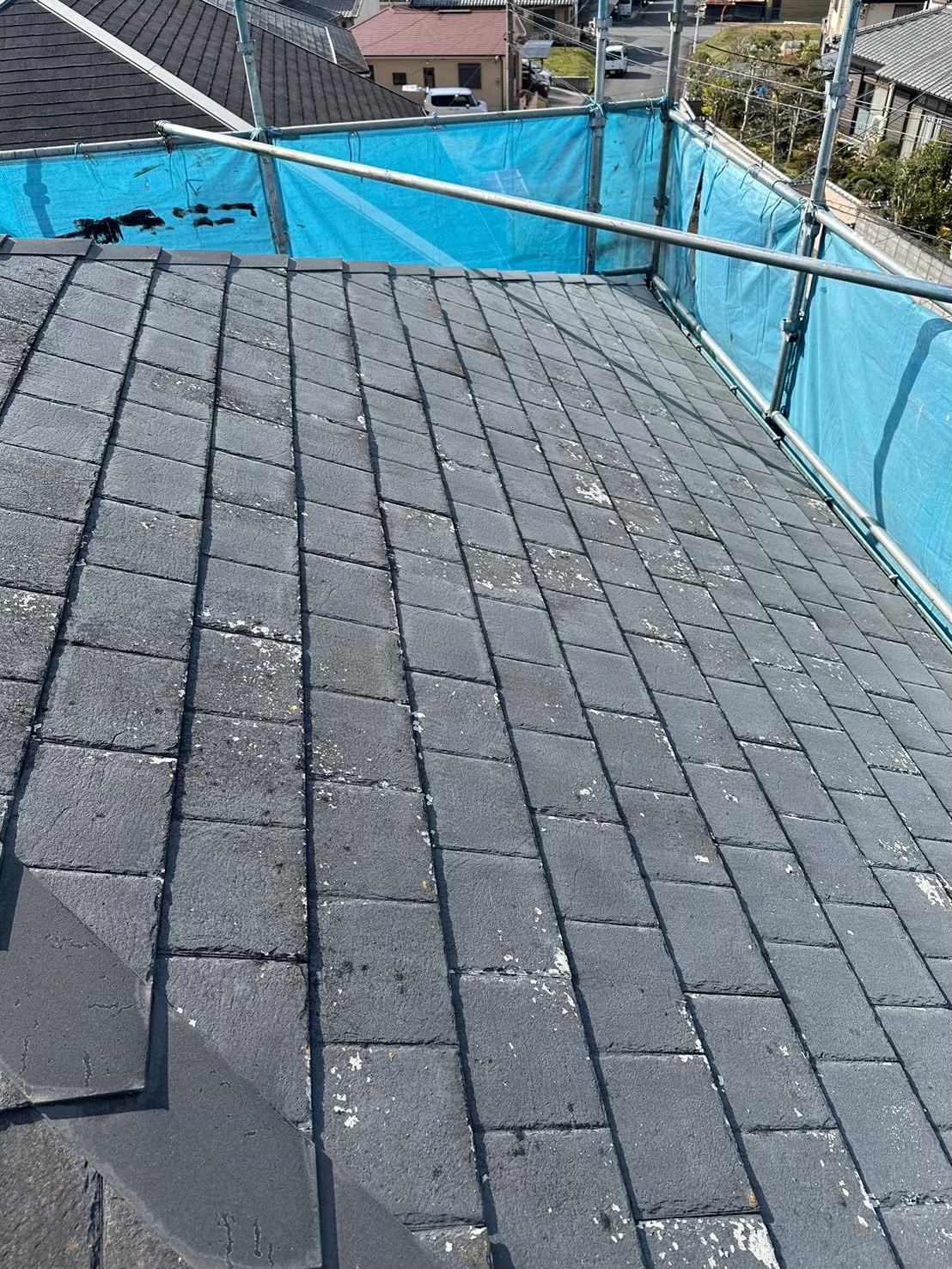 屋根材がひび割れている